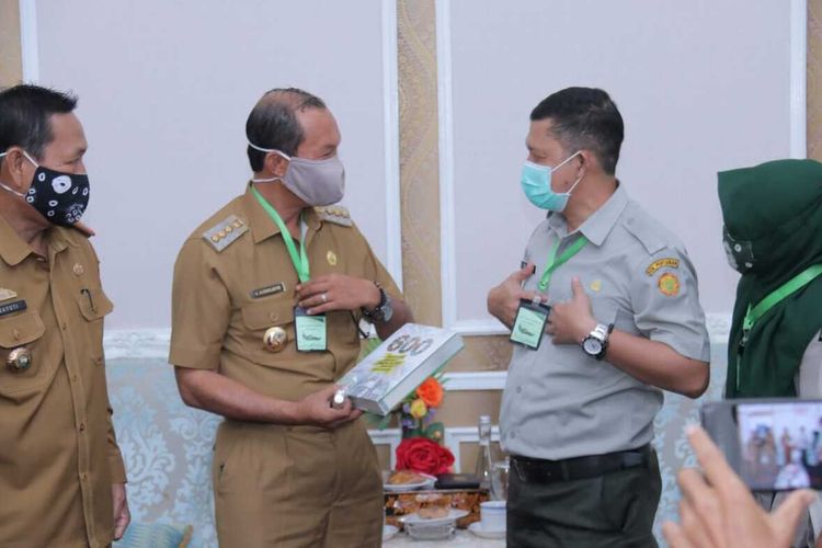 Kepala Balai Pengkajian Teknologi Pertanian (BPTP) Sumatera Selatan, Dr Atekan saat melakukan audensi dengan Wali Kota Palembang terkait rencana pemasaran produk antivirus Covid-19, Selasa (21/7/2020).