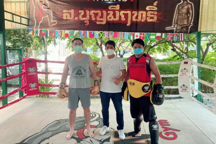 Anggota parlemen Thailand Mongkolkit Suksintharanon (kiri) bersama dengan pelatih kickboxing saat berlatih di sebuah gim Muay Thai. Mongkolkit menantang Perdana Menteri Thailand Prayut Chan-o-cha tarung kickboxing 3 ronde untuk menyelesaikan krisis politik.