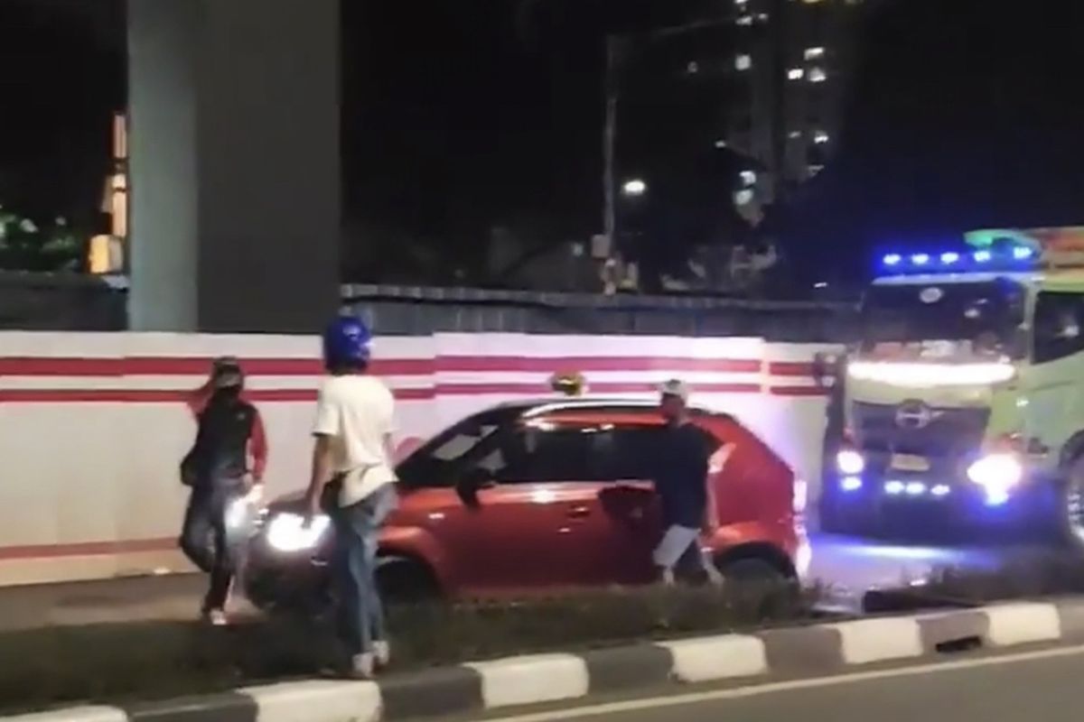 Sebuah mobil Suzuki Ignis berpelat B 2792 BID mengalami kecelakaan di Jalan Rasuna Said, Setiabudi, Jakarta Selatan, Minggu (24/5/2021) malam.