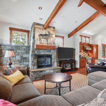 Ilustrasi ruang keluarga bergaya rustic modern dengan plafon balok dan batu alam pada dinding.