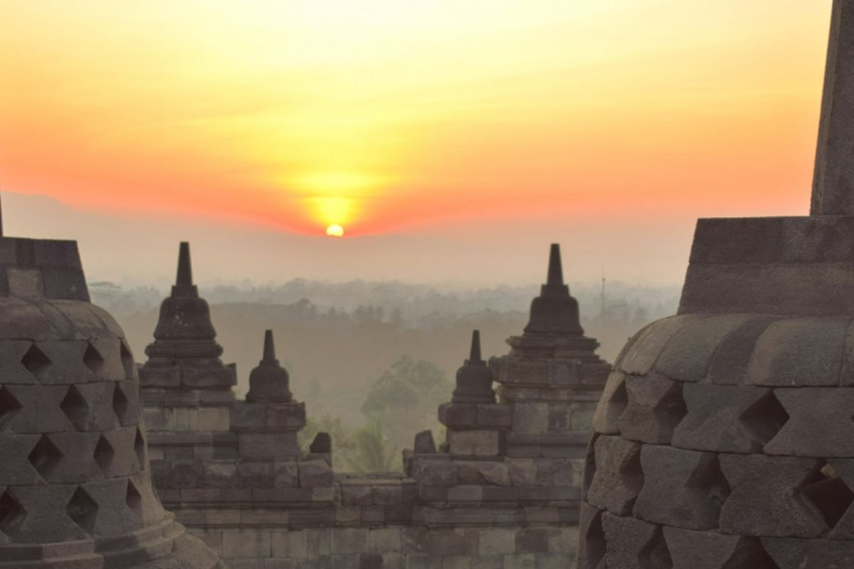 Ilustrasi senja di Candi Borobudur.