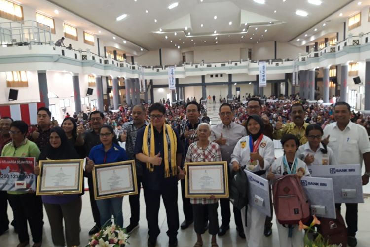 Menteri Perindustrian, Airlangga Hartarto memberikan Program Keluarga Harapan (PKH) dan Bantuan Pangan Non Tunai (BPNT) tahap pertama kepada perwakilan penerima di Auditorium Universitas Pattimura Ambon, Sabtu (9/2/2019)
