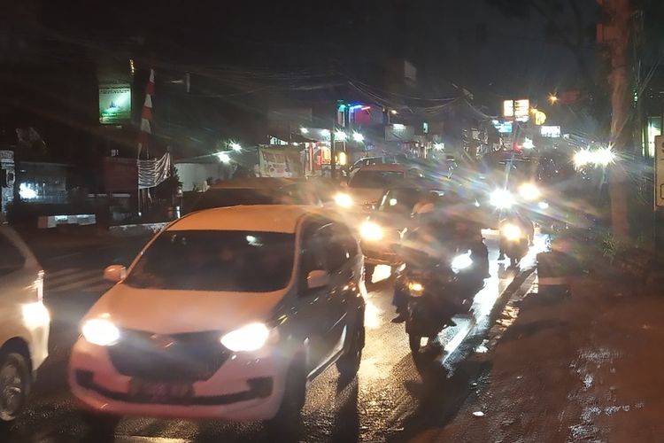 Situasi lalu lintas di Jalur Puncak Bogor, Jawa Barat, pada Minggu (12/9/2021) malam.