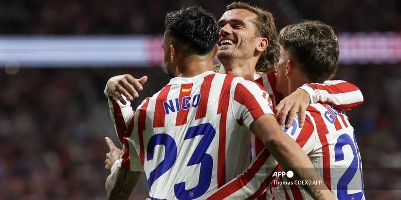 Nico Gonzalez (kiri) merayakan gol dengan rekan satu timnya, Antoine Griezmann dan Giuliano Simeone (kanan) dalam pertandingan sepak bola Liga Spanyol antara Atletico Madrid vs Villarreal CF di Stadion Metropolitano di Madrid pada 13 September 2025. (Foto oleh Thomas COEX / AFP)