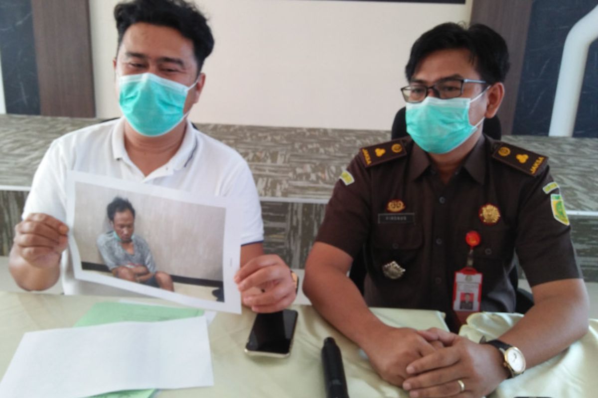 Kasi Intel Kejaksaan Negeri Gresik, Deni Niswansyah (kiri) di dampingi Kasi Pidum Firdaus, menunjukkan foto terpidana Yosep Bao Openg alias Wilhelmus, yang sempat kabur dan berhasil kembali ditangkap.