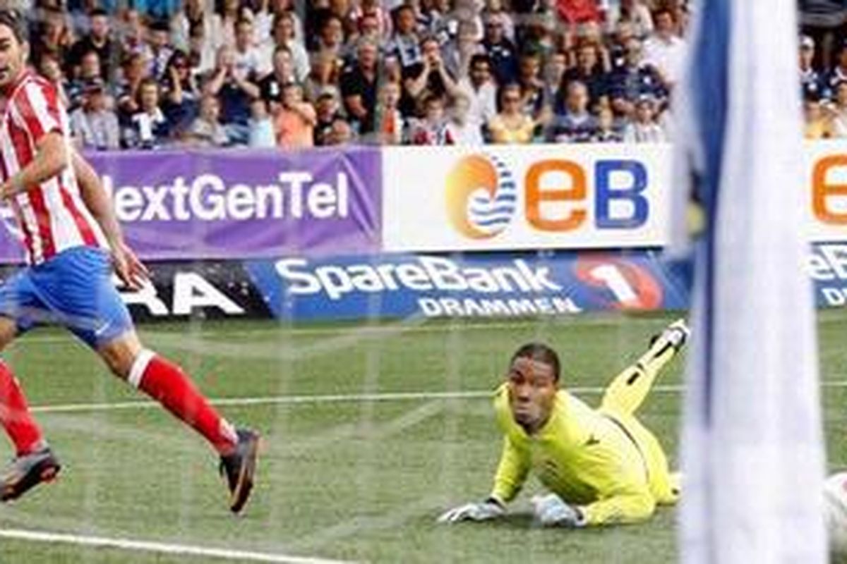 Gelandang Atletico Madrid, Adrian Lopez (kiri).