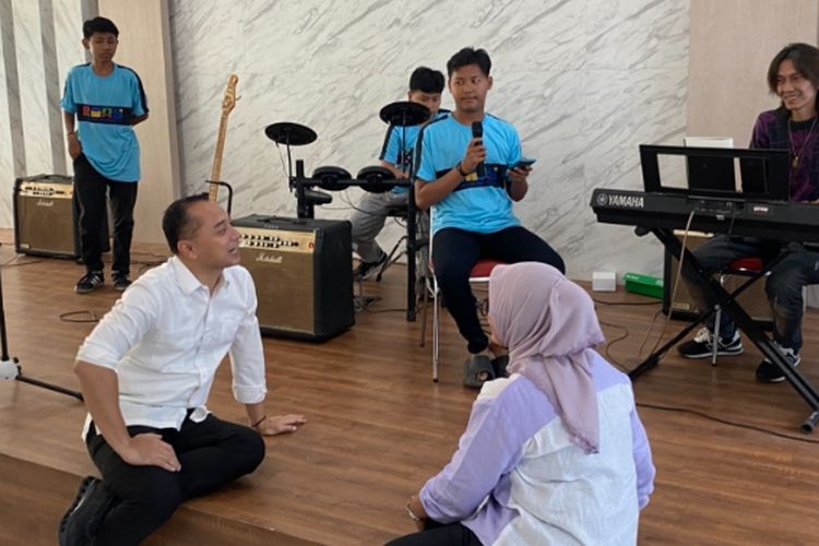 Wali Kota Surabaya, Eri Cahyadi saat melihat kegiatan anak di RIAS, Selasa (15/7/2025).