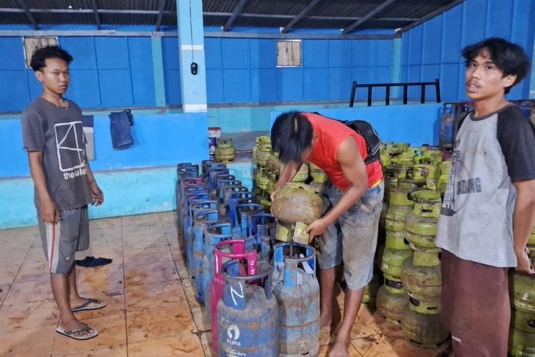 Gudang di Deli Serdang, Sumatera Utara, yang digerebek polisi pada Selasa (28/11/2023). Polisi menduga ada pengoplosan gas bersubdisi dalam gudang itu.