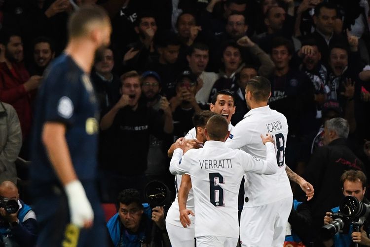 Gelandang Paris Saint-Germain (PSG), Angel Di Maria, merayakan gol dengan rekan setimnya dalam pertandingan Grup A Liga Champions antara PSG vs Real Madrid di Stadion Parc des Princes, Paris, 18 September 2019.