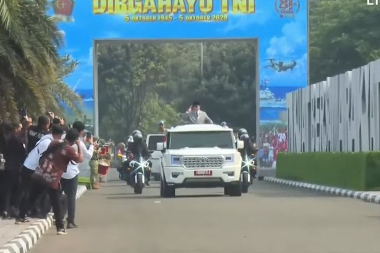 Turun dari Helikopter, Prabowo Naik Maung Datangi Arena HUT Ke-81 TNI