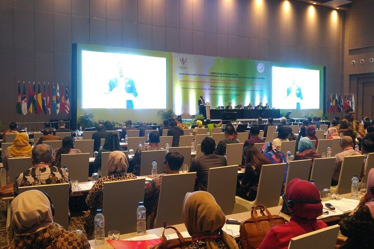 Para delegasi Mahkamah Konstitusi dan Institusi Sejenis se-Asia (AACC) berbagi kisah dalam Simposium Internasional di Solo, Jawa Tengah, Kamis (10/8/2017).