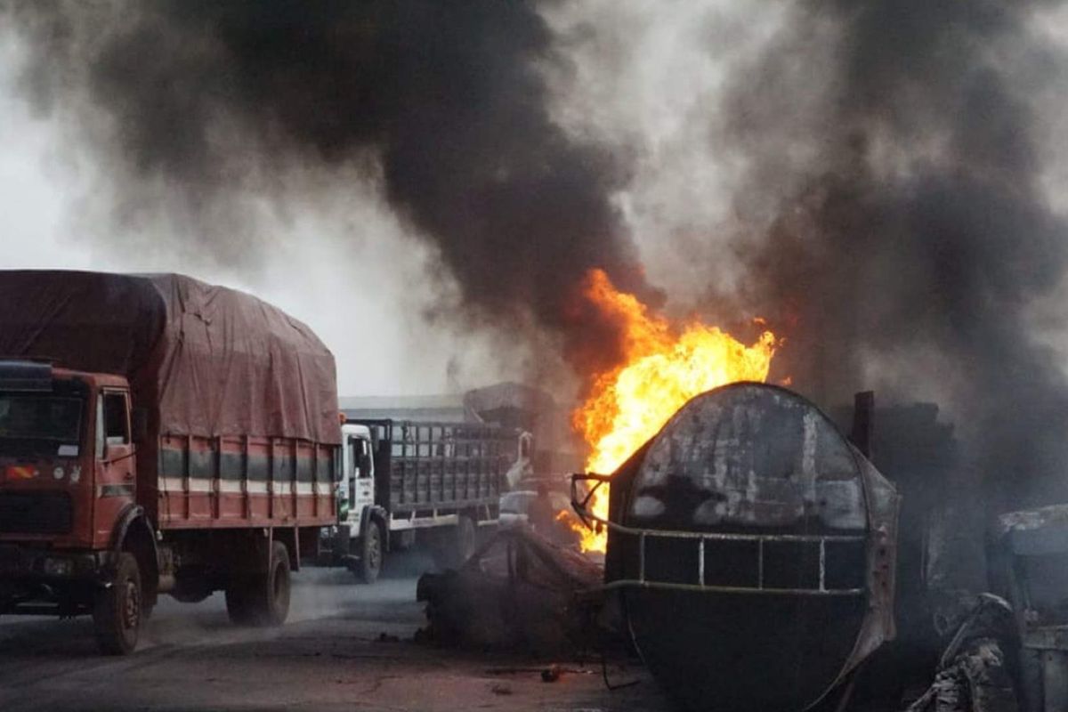  Sebuah truk tanki BBM meledak setelah bertabrakan dengan sebuah truk yang mengangkut penumpang dan ternak di Negara Bagian Niger, Nigeria utara, pada Minggu (8/9/2024) dini hari.