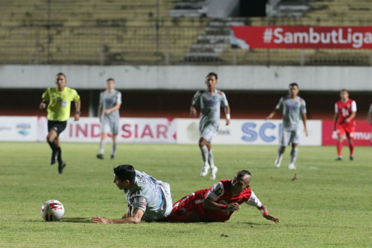 Duel pemain sayap Persija Jakarta, Riko Simanjuntak, dengan penyerang Persib Bandung, Esteban Vizcarra, di laga final Piala Menpora 2021 di Stadion Maguwoharjo, Sleman, pada Kamis (22/4/2021) malam WIB.