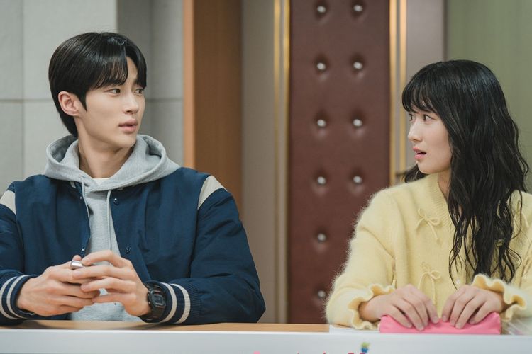 Drama Lovely Runner dari tvN merilis cuplikan adegan saat Byeon Woo Seok dan Kim Hye Yoon memulai jalinan asmara mereka menjelang episode 11 tayang.