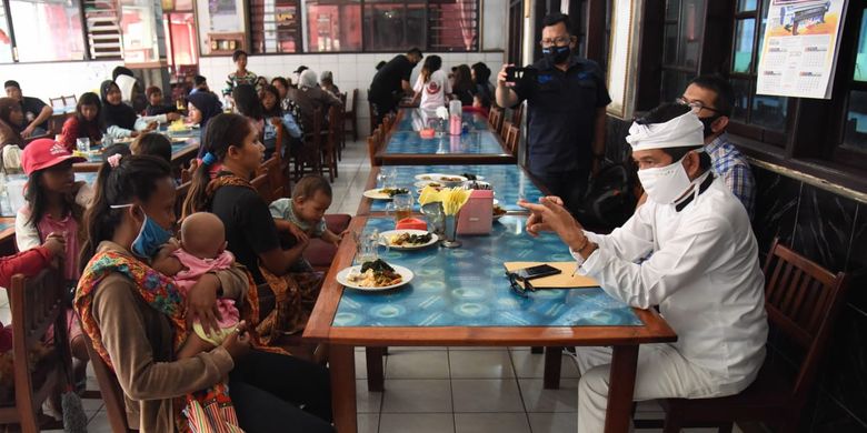 Anggota DPR RI Dedi Mulyadi saat menanyai sejumlah ibu yang membawa anaknya jadi tukang lap mobil di jalanan, di sebuah restoran di Cikopo, Purwakarta, Kamis (25/6/2020).