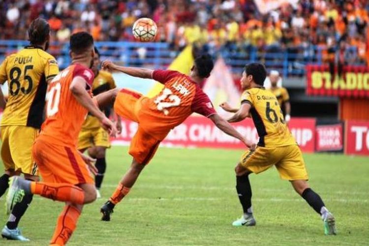 Laga lanjutan TSC 2016 antara Pusamania Borneo FC dan Mitra Kukar di Stadion Segiri, Samarinda, Rabu (12/10/2016). 