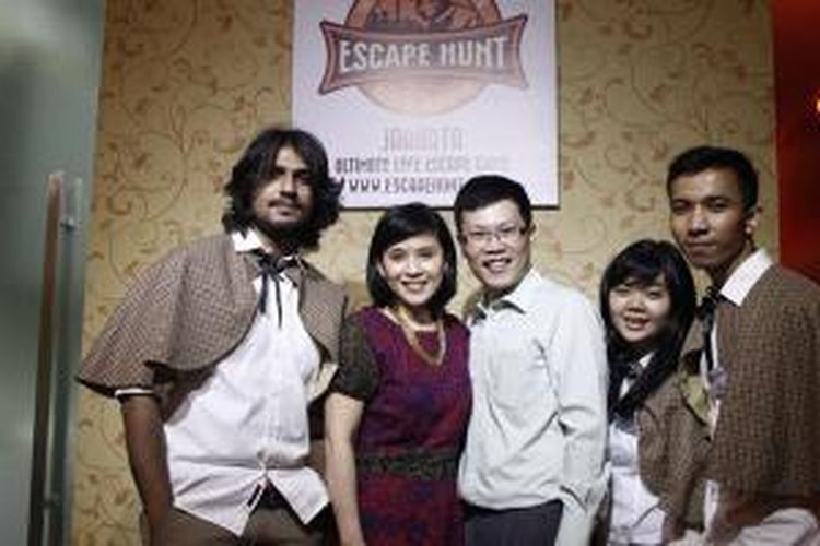 Pemilik The Escape Hunt Jakarta (tengah) bersama para Game Master