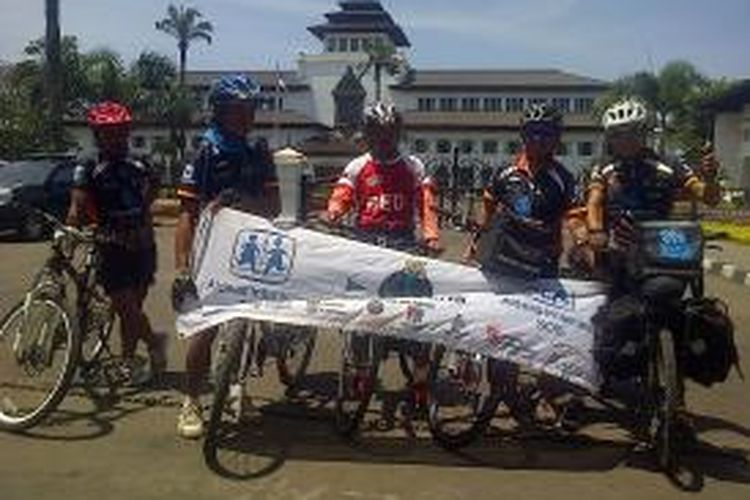 Jose Guelermo Yepes (45) (paling kanan) melakukan perjalanan sosial dengan mengayuh sepeda keliling dunia. Perjalanan Jose berakhir di Gedung Sate Kota Bandung, Rabu (25/9/2013) 
