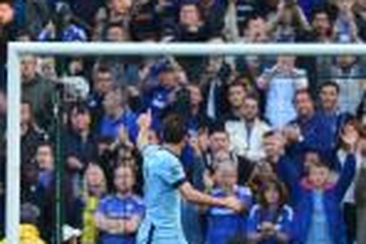Gelandang Manchester City, Frank Lampard, memberikan salam kepada suporter Chelsea, usai laga Premier League antara kedua kubu, di Etihad Stadium, Minggu (21/9/2014).