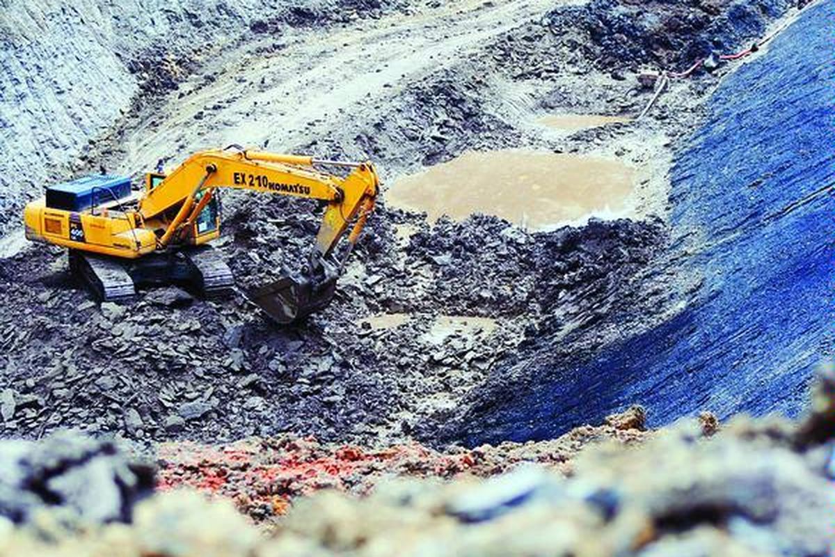 Alat berat mengeruk material di  lokasi tambang batubara di Kota Samarinda, Kalimantan Timur, Senin (13/2). Saat ini, sebanyak delapan perusahaan tambang batubara di daerah itu terpaksa dihentikan sementara oleh Badan Lingkungan Hidup Kota Samarinda karena dinilai bermasalah  lingkungan.