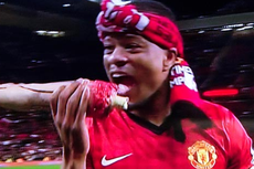 Balas Suarez, Evra Makan "Lengan Manusia"