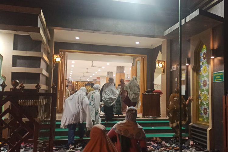 Para jemaah kaum perempuan saat memasuki Masjid Baiturrahmah untuk menjalankan ibadah sholat tarawih pada Sabtu (2/4/2022). Kompas.com/ Yohanes Valdi Seriang Ginta
