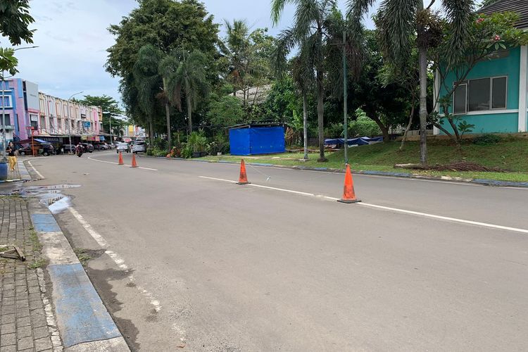Kondisi jalanan yang dibuat aksi adu balap lari yang berada tepat di pintu masuk perumahan Serpong Park, Lengkong Karya, Tangsel, Senin (27/3/2023) siang.