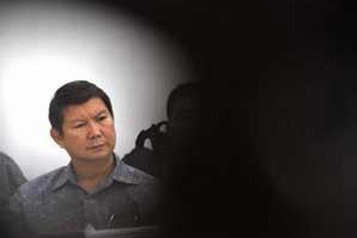 Pengusaha Hashim Djojohadikusumo mendengarkan kesaksian Siswanto (tidak terlihat), Wakil Ketua Yayasan Keluarga Hashim Djojohadikusumo saat persidangan di Pengadilan Negeri Solo, Jawa Tengah, Kamis (13/11). Hashim didakwa melanggar UU No 5/1992 tentang Benda Cagar Budaya karena tidak mendaftar atau melapor kepemilikan benda cagar budaya. 