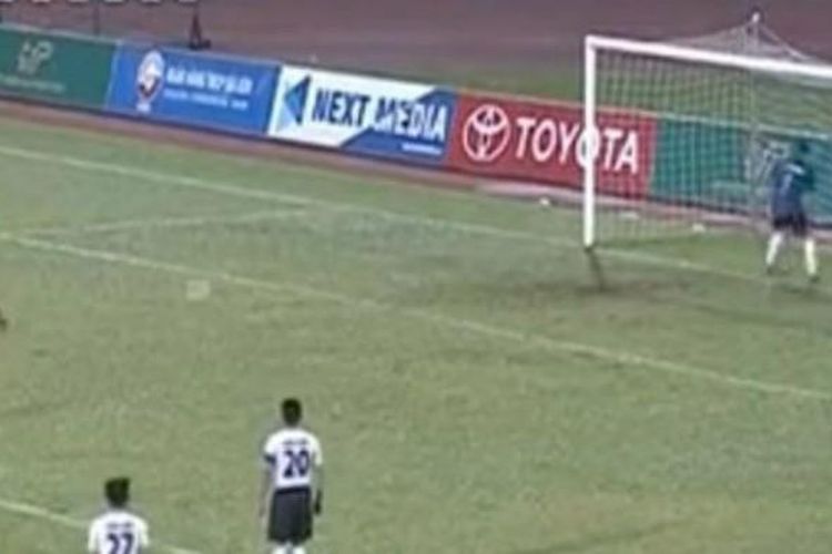 Kiper Long An, Nguyen Minh Nhut, membalikkan badan saat menghadapi penalti pemain Ho Chi Minh City di Thong Nhat Stadium, Minggu (19/2/2017).