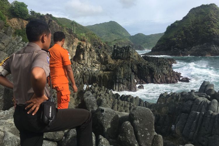 Lombok Tengah, Kompas.com, duaboetugas SAR dan Polsek Selong Belanak, memantau Pantai Telawas, kawasan wisata lokasi tenggelamnya, korban tewas (Eka Madayati ) dan Dedy yang masih dalam pencarian. Pantai ini tergolobg rawan karena kerap menelan korban.