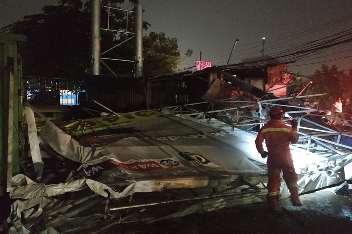 Papan reklame di Jalan Raya Bekasi, perbatasan Bekasi-Jakarta, roboh, Rabu (4/12/2019).