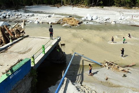 Waskita Karya Salurkan Bantuan untuk Korban Banjir di Luwu Utara