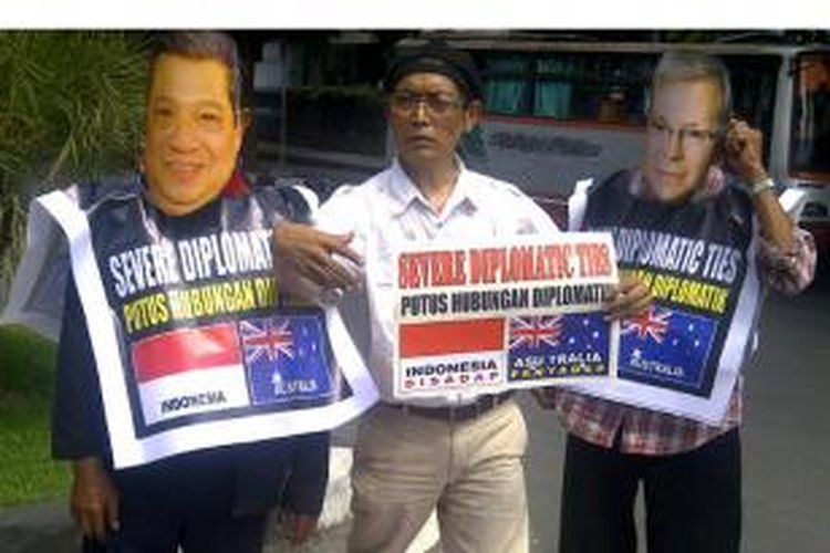 Aksi kecam skandal penyadapan Australia di Solo, Jumat (22/11/2013). 