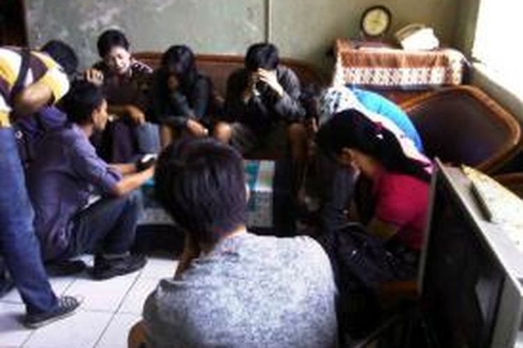 Sejumlah pasangan mesum diamankan di Polsek Laweyan Solo, Rabu (17/7/2013).