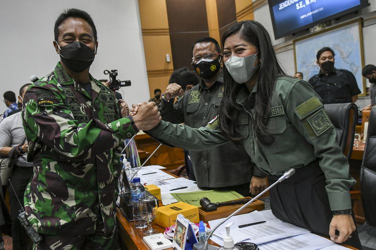 Kepala Staf TNI Angkatan Darat (KSAD) Jenderal TNI Andika Perkasa (kiri) melakukan salam komado dengan Ketua Komisi I DPR Meutya Hafid (kanan) sebelum mengikuti uji kelayakan dan kepatutan calon Panglima TNI di Komisi I DPR, Kompleks Parlemen, Senayan, Jakarta, Sabtu (6/11/2021). Presiden Joko Widodo mengajukan KSAD Jenderal TNI Andika Perkasa menjadi calon tunggal Panglima TNI kepada DPR sebagai pengganti Panglima TNI Marsekal TNI Hadi Tjahjanto yang akan memasuki masa pensiun. ANTARA FOTO/Galih Pradipta/wsj.

