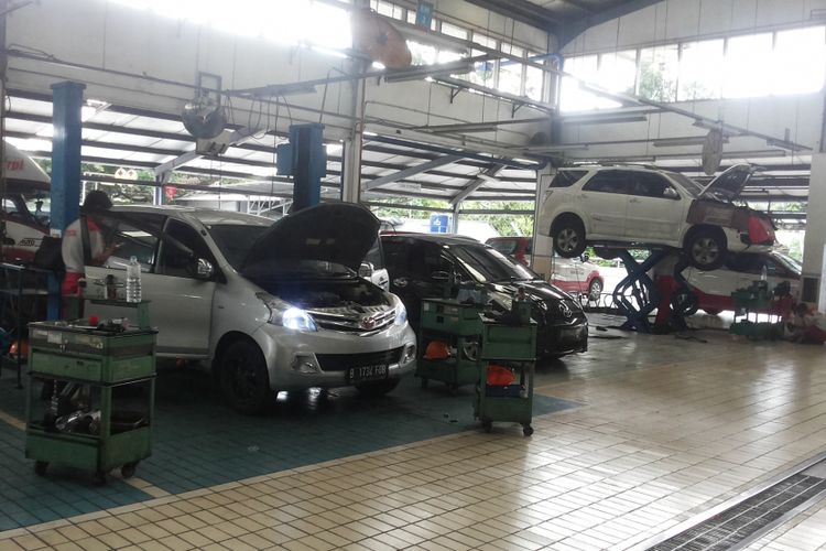 Suasana di bengkel resmi Auto2000 Toyota di Jalan Siliwangi, Bogor pada Minggu (31/12/2017). Bengkel Auto2000 di Bogor merupakan satu dari empat bengkel resmi Toyota yang tetap buka 24 jam selama musim liburan panjang Natal dan Tahun Baru, tepatnya dari 23 Desember 2017 hingga 1 Januari 2018.