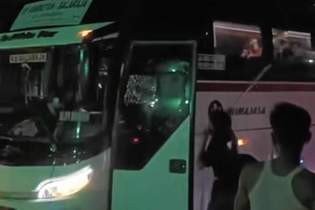 Sejumlah orang diduga pengamen merusak bus Primajasa di Kabupaten Tangerang, Kamis (8/5/2025).