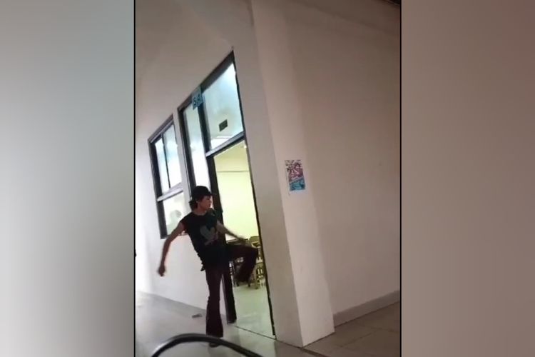 Tangkapan layar salah satu mahasiswa bergaya preman menendang pintu kaca ruang kelas di Universitas Muhammadiyah Makassar, Kota Makassar, Sulsel, Rabu (5/6/2024).
