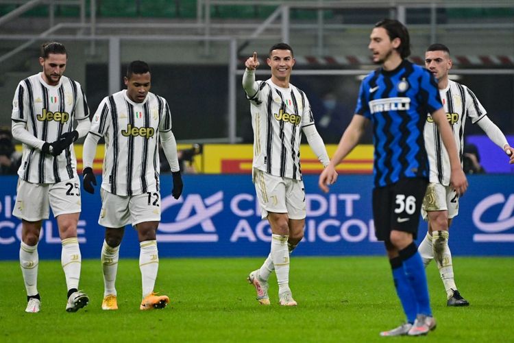 Penyerang Juventus Cristiano Ronaldo (tengah) merayakan gol keduanya ke gawang Inter Milan pada laga leg pertama semifinal Coppa Italia 2020-2021 di Stadion Giuseppe Meazza, Selasa (2/2/2021) atau Rabu dini hari WIB. 