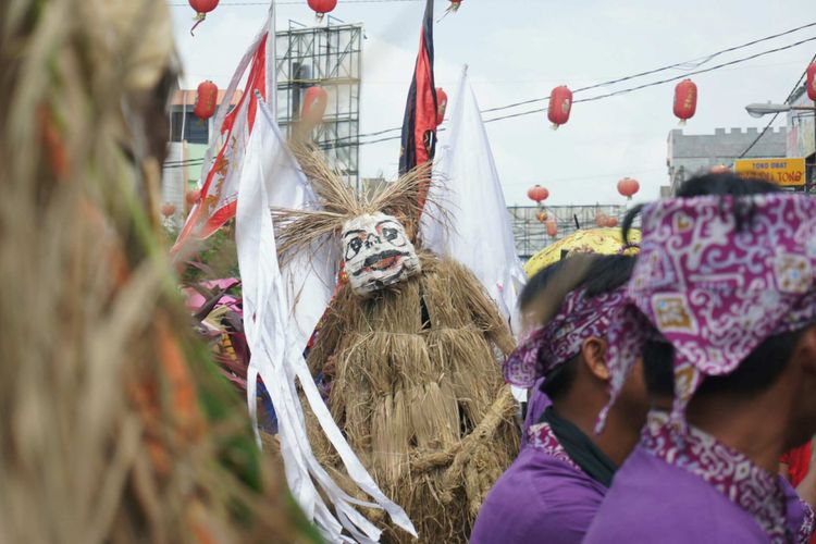 Ruwat bumi sebagai ungkapan rasa syukur pada kirab Cap Go Meh, Minggu (11/3/2018).