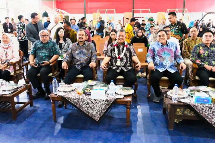 Bupati Pemalang Anom Widiyantoro dalam acara Kunjungan Kerja Wakil Menteri Usaha Mikro, Kecil dan Menengah (UMKM) RI Helvi Moraza di Desa Beluk Kecamatan Belik, Jumat (24/10/2025).