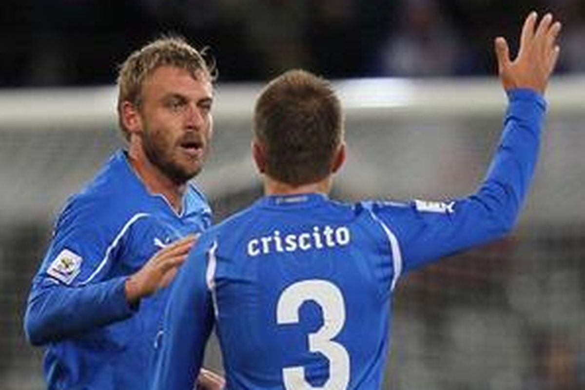 Daniele De Rossi (kiri) merayakan gol yang dicetaknya sehingga Italia terhindar dari kekalahan melawan Paraguay pada laga perdana penyisihan Grup F Piala Dunia 2010, Selasa (15/6/10). Skor akhir 1-1.