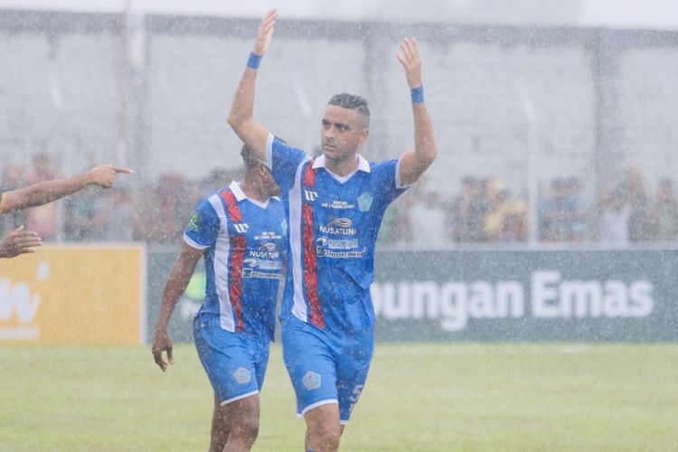 Selebrasi pemain PSBS Biak Otavio Dutra saat berhasil menjebol gawang Semen Padang pada laga final Liga 2 leg kedua di Stadion Cenderawasih, Selasa (5/3/2024).