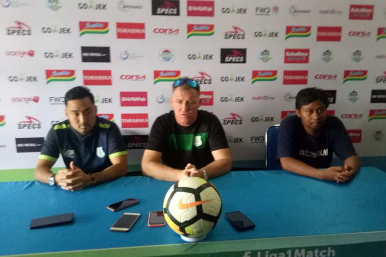 Pelatih PSMS Medan Peter Butler (tengah) bersama pemainnya, Shohei Matsunaga saat konferensi pers di kantor Arema FC, Sabtu (27/10/2018)