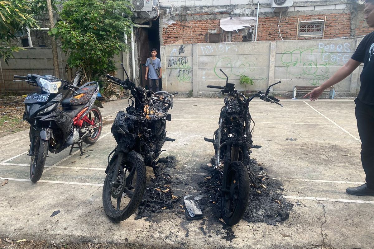 Sepeda motor milik warga di Kembangan, Jakarta Barat dibakar orang tak dikenal pada Senin (6/11/2023). 
