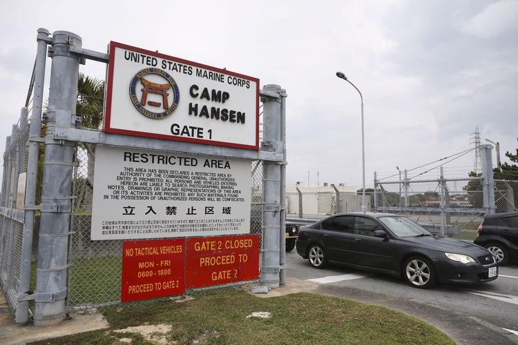 Sebuah kendaraan keluar dari Korps Marinir Camp Hansen di Kin, prefektur Okinawa, Jepang selatan, Rabu (5/1/2022). Militer AS pada Kamis (6/1/2022) memerintahkan para tentaranya di Jepang untuk mengenakan masker saat keluar pangkalan untuk mencegah penyebaran Covid-19.