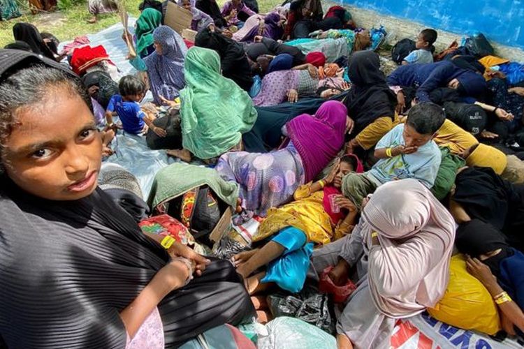
Pengungsi Rohingya berada di tempat penampungan sementara, dan ditolak oleh sekelompok warga Aceh berada di wilayahnya.