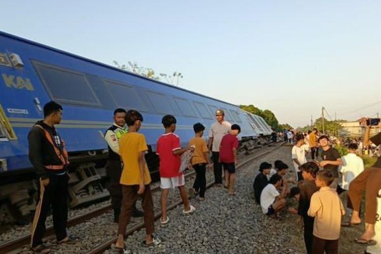 Kereta Api Argo Bromo Anggrek anjlok di Stasiun Pagaden Baru, Subang, Jawa Barat, Jumat (1/8/2025). 

