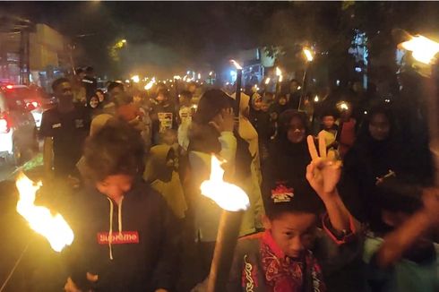 Menyelami Makna Tradisi Pawai Obor Jelang Ramadhan di Cirebon