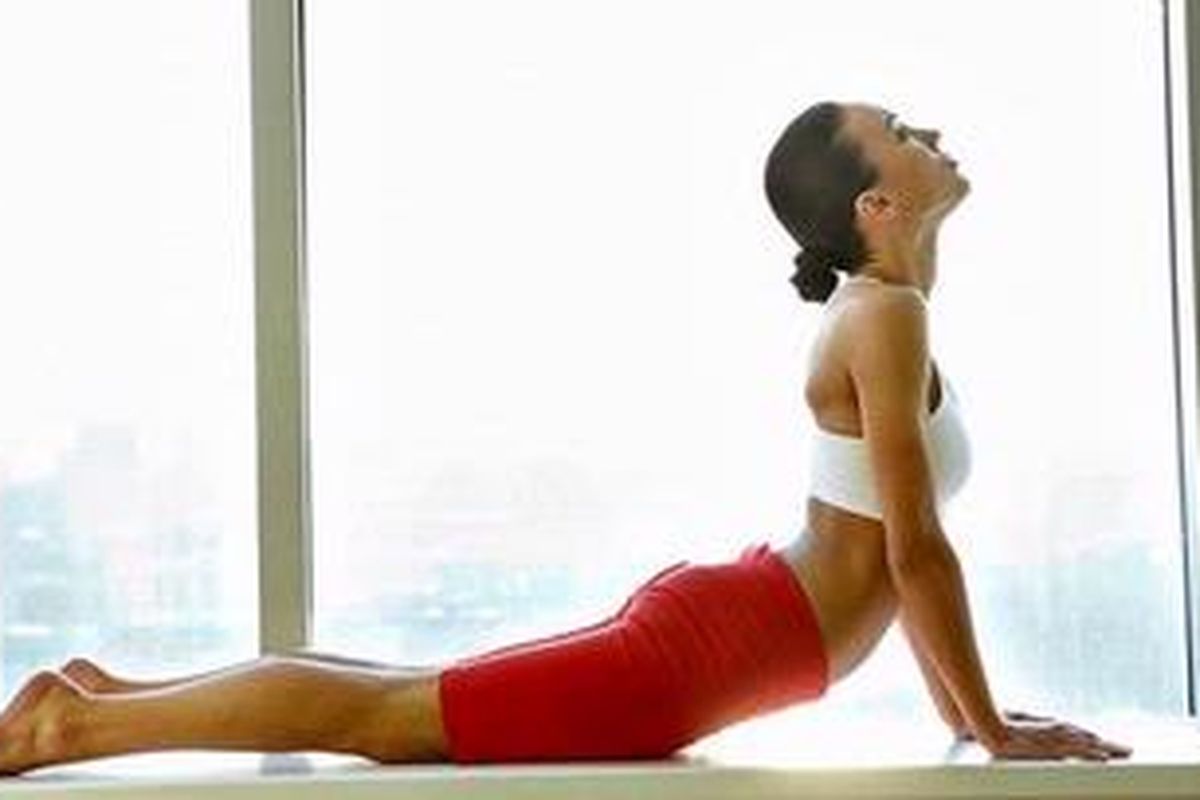 Berbagai pose dalam yoga ternyata mampu melatih kekuatan dan daya tahan otot Anda terutama panggul lebih baik dari latihan kegel. 